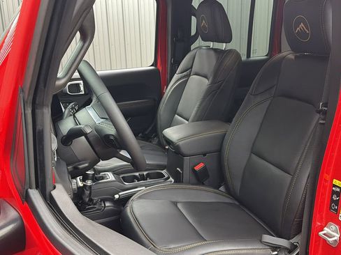 Used 2025 Jeep Wrangler Unlimited Sahara AWD/4WD image 31