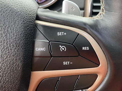 Used 2017 Jeep Grand Cherokee Limited image 14