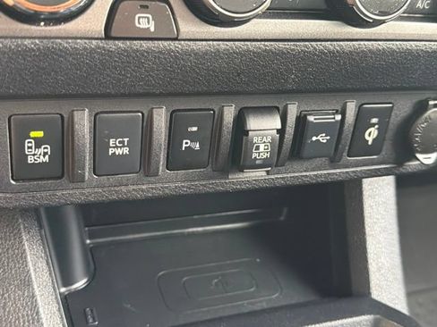 Used 2023 Toyota Tacoma TRD Off-Road w/ TRD Premium Off Road Package AWD/4WD image 27