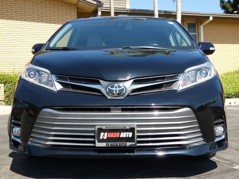 Used 2018 Toyota Sienna Limited image 17