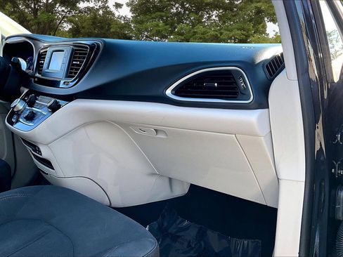 Used 2017 Chrysler Pacifica LX w/ Tire & Wheel Group image 29