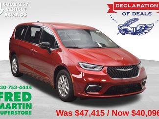 New 2026 Chrysler Pacifica Select video 1