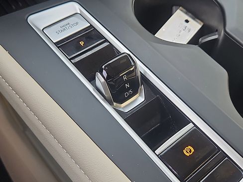 Used 2025 Volkswagen Atlas SE image 20