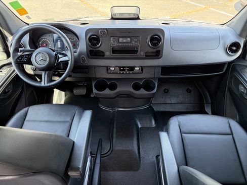 Used 2025 Mercedes-Benz Sprinter 2500 image 26