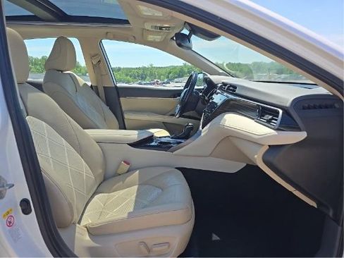 Used 2019 Toyota Camry XLE w/ Navigation Package FWD image 4