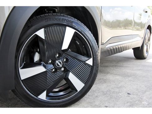 Used 2025 Nissan Kicks SR AWD/4WD image 29