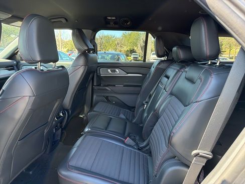 Used 2025 Ford Explorer ST-Line w/ ST-Line Street Pack image 9