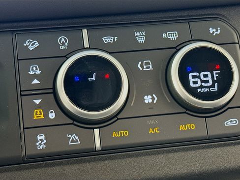 Used 2025 Land Rover Defender 110 X-Dynamic SE image 21