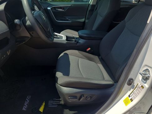Used 2020 Toyota RAV4 XLE FWD image 16