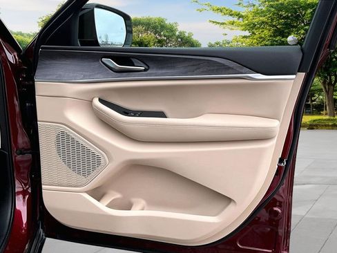 Used 2024 Jeep Grand Cherokee Limited image 23