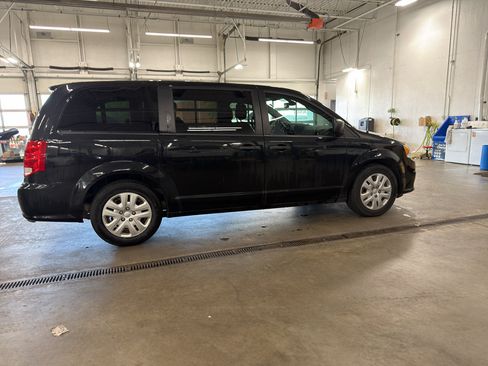 Used 2019 Dodge Grand Caravan SE FWD image 4