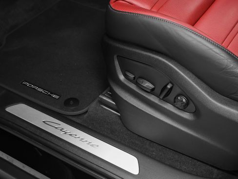 Certified 2024 Porsche Cayenne AWD/4WD image 28
