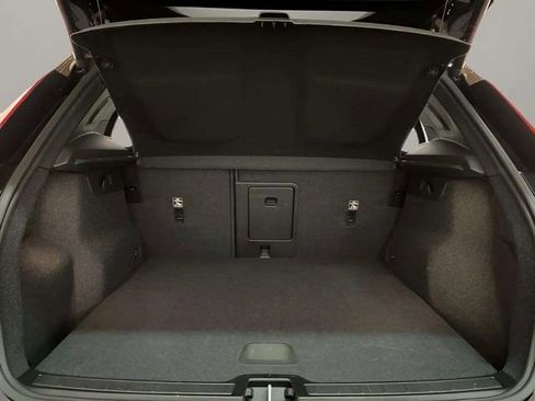 Used 2025 Volvo XC40 B5 Core image 92