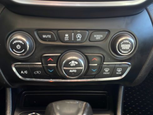 Used 2019 Jeep Cherokee Trailhawk w/ Comfort/Convenience Group AWD/4WD image 13