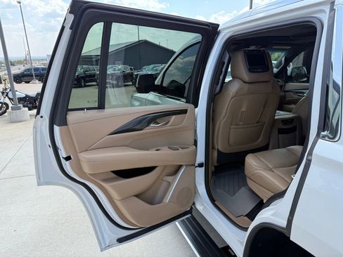 Used 2019 Cadillac Escalade Platinum image 33