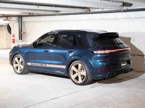 Used 2024 Porsche Cayenne Turbo AWD/4WD image 3