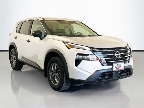 Used 2024 Nissan Rogue S FWD image 3