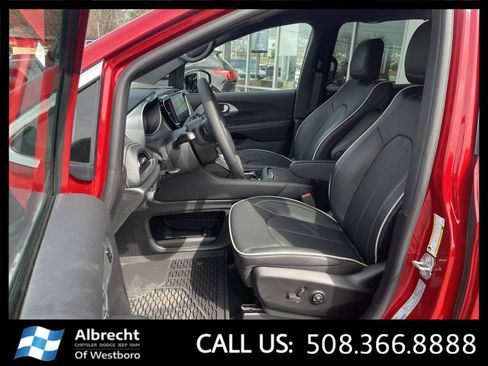 New 2026 Chrysler Pacifica Limited image 10