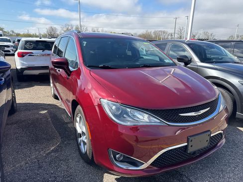 Used 2020 Chrysler Pacifica Touring-L image 5