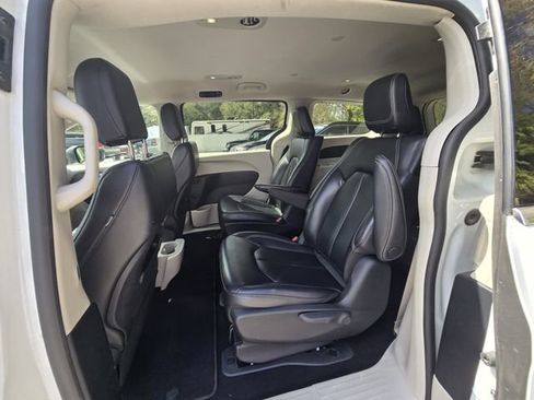 Used 2023 Chrysler Pacifica Touring-L image 7