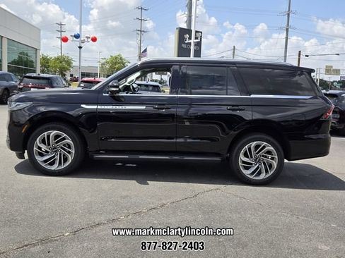 New 2027 Lincoln Navigator Premiere RWD image 2