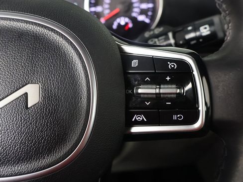 Used 2024 Kia Carnival LX image 37