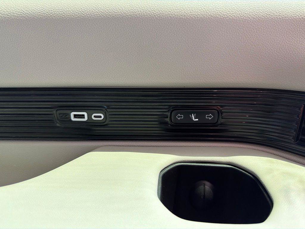 Used 2022 Jeep Grand Wagoneer Series I AWD/4WD image 19