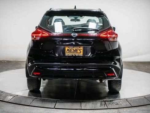 Used 2021 Nissan Kicks SR w/ SR Premium Package image 3