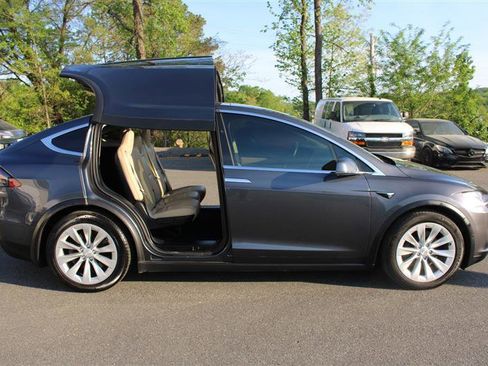 Used 2016 Tesla Model X 75D image 10