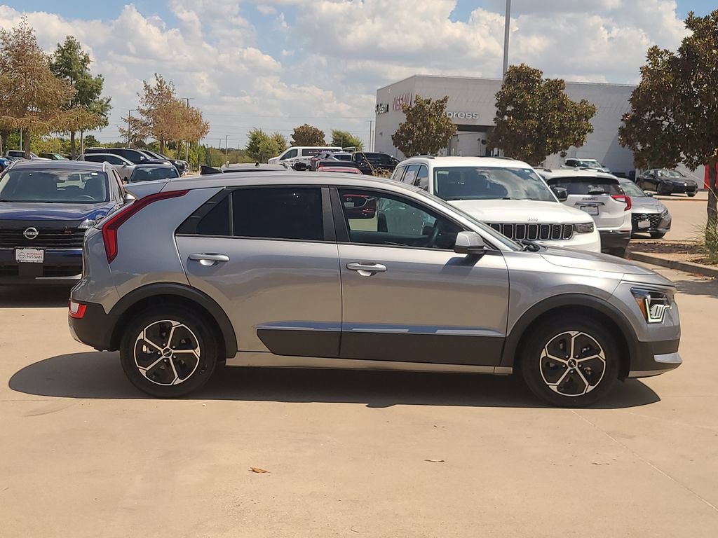 Used 2025 Kia Niro LX FWD image 4