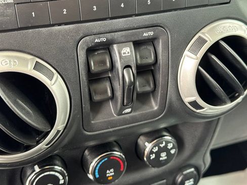 Used 2018 Jeep Wrangler Unlimited Sahara w/ Connectivity Group AWD/4WD image 37