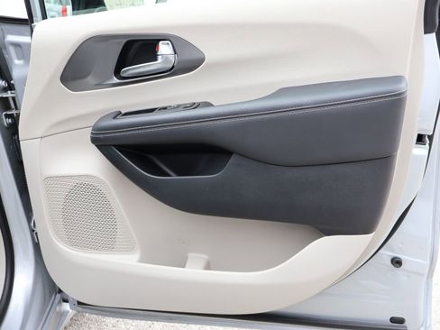 Used 2024 Chrysler Pacifica Touring-L image 8