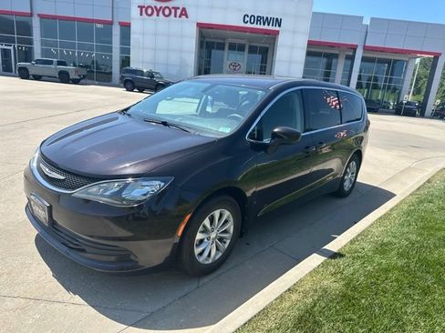 Used 2017 Chrysler Pacifica Touring w/ Tire & Wheel Group FWD image 2