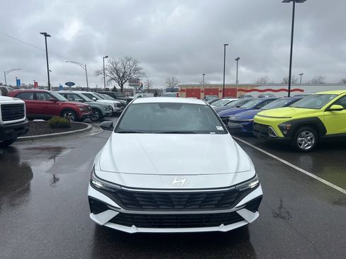 Used 2025 Hyundai Elantra SEL image 2