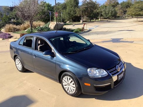 Used 2010 Volkswagen Jetta S image 3