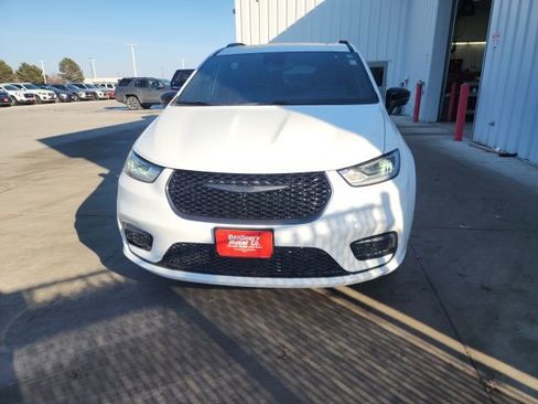 New 2026 Chrysler Pacifica Limited image 3