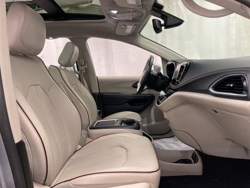 Used 2020 Chrysler Pacifica Limited image 13