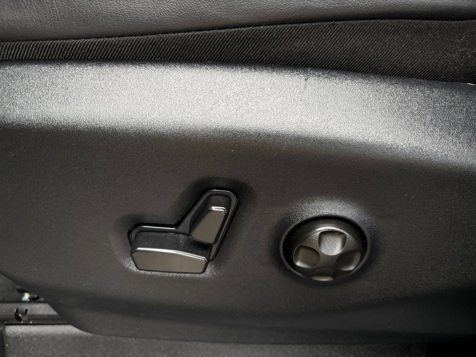 Used 2025 Chrysler Pacifica Limited FWD image 22