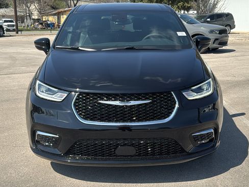 New 2026 Chrysler Pacifica Select image 2