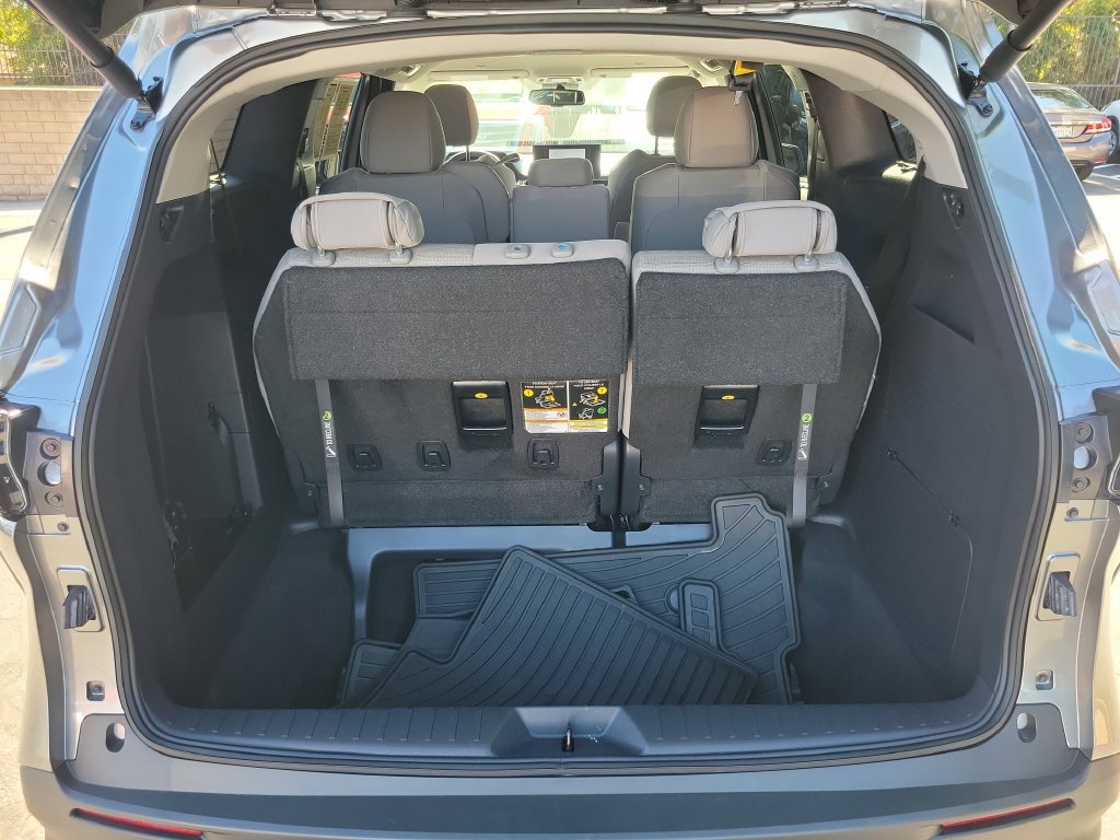 Used 2026 Toyota Sienna LE FWD image 9