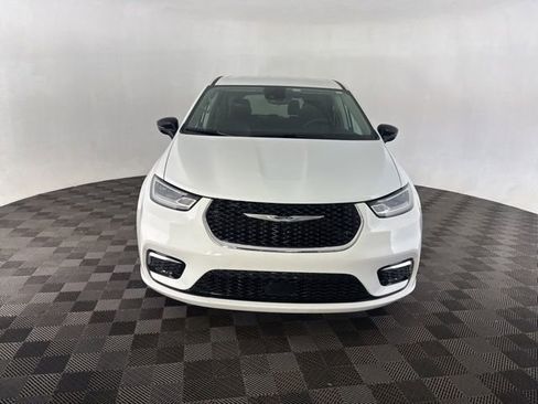 Used 2024 Chrysler Pacifica Touring-L image 3