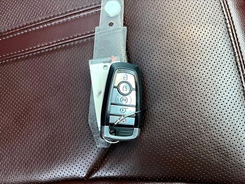 Used 2024 Ford Expedition Limited image 11