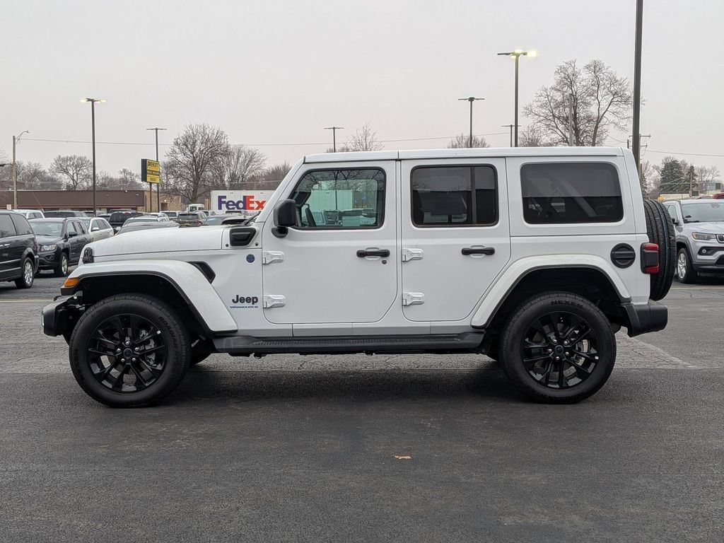 Used 2025 Jeep Wrangler Unlimited Sahara AWD/4WD image 4