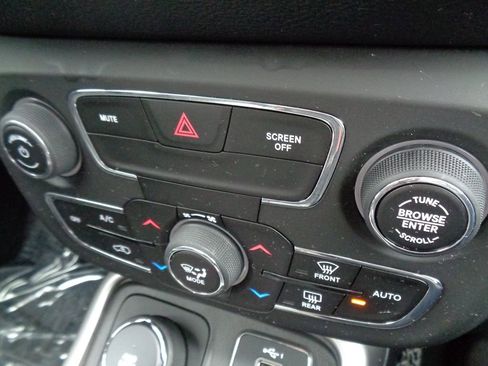 Certified 2019 Jeep Compass Latitude image 24