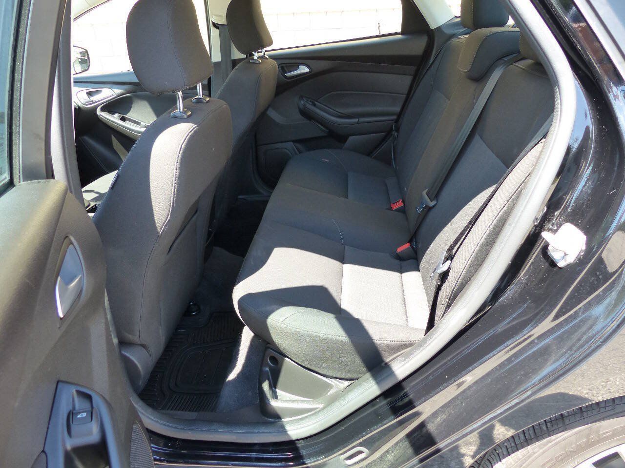 Used 2016 Ford Focus SE w/ SE Cold Weather Package FWD image 36
