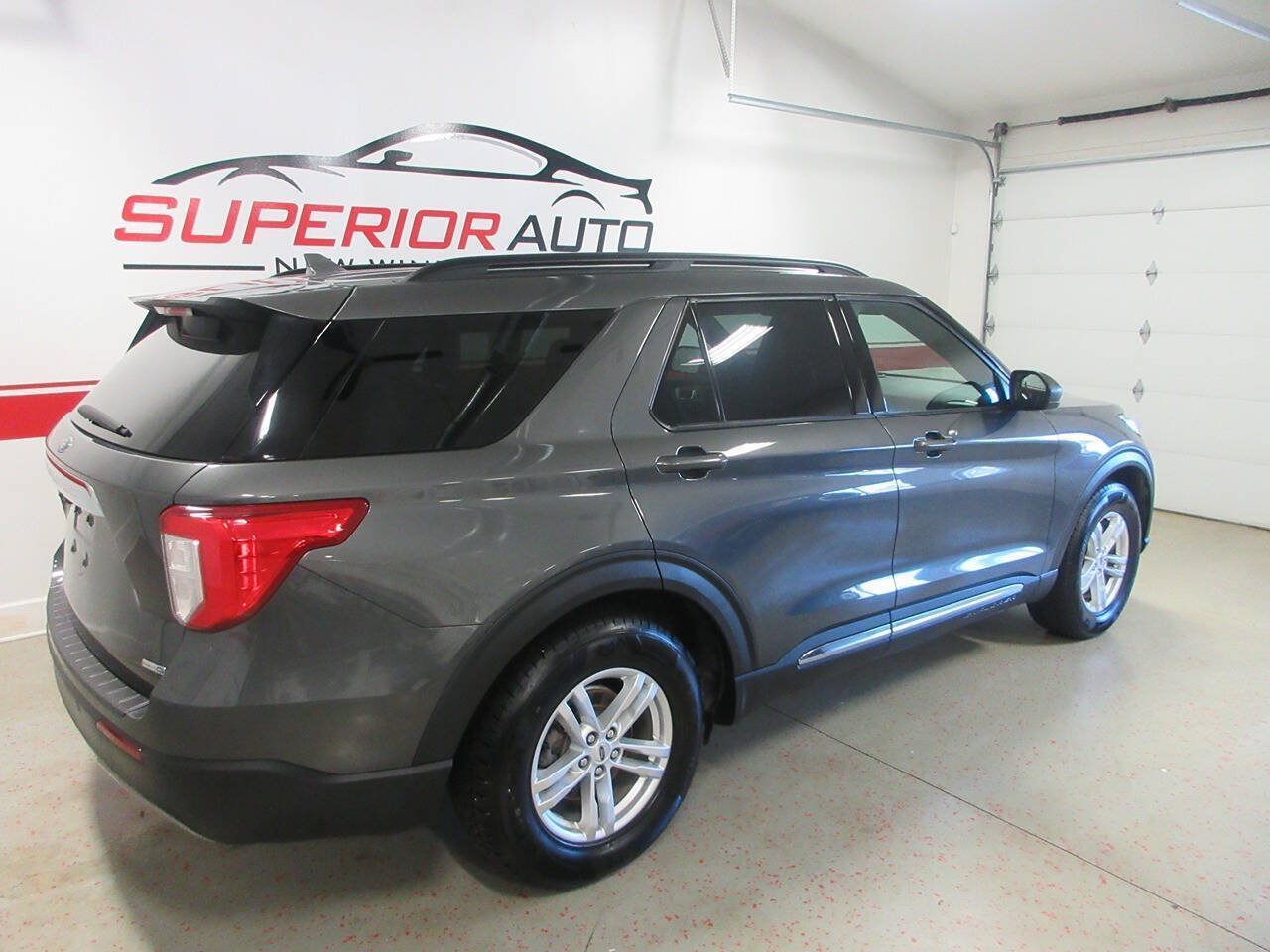 Used 2020 Ford Explorer XLT w/ Equipment Group 202A AWD/4WD image 4