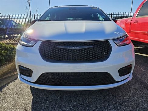 Used 2024 Chrysler Pacifica Limited w/ Uconnect Theater Family Group image 2