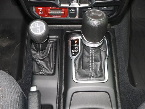 Used 2024 Jeep Wrangler Willys AWD/4WD image 23