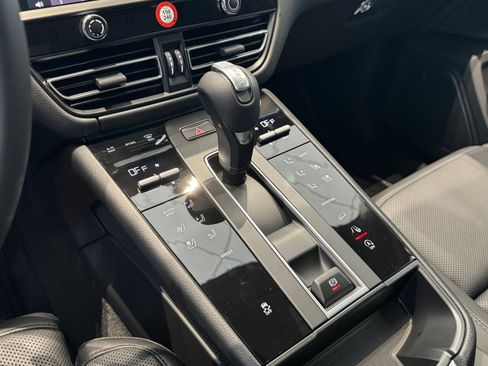 Used 2025 Porsche Macan image 20