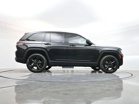 Used 2025 Jeep Grand Cherokee Limited w/ Black Appearance Package AWD/4WD image 37